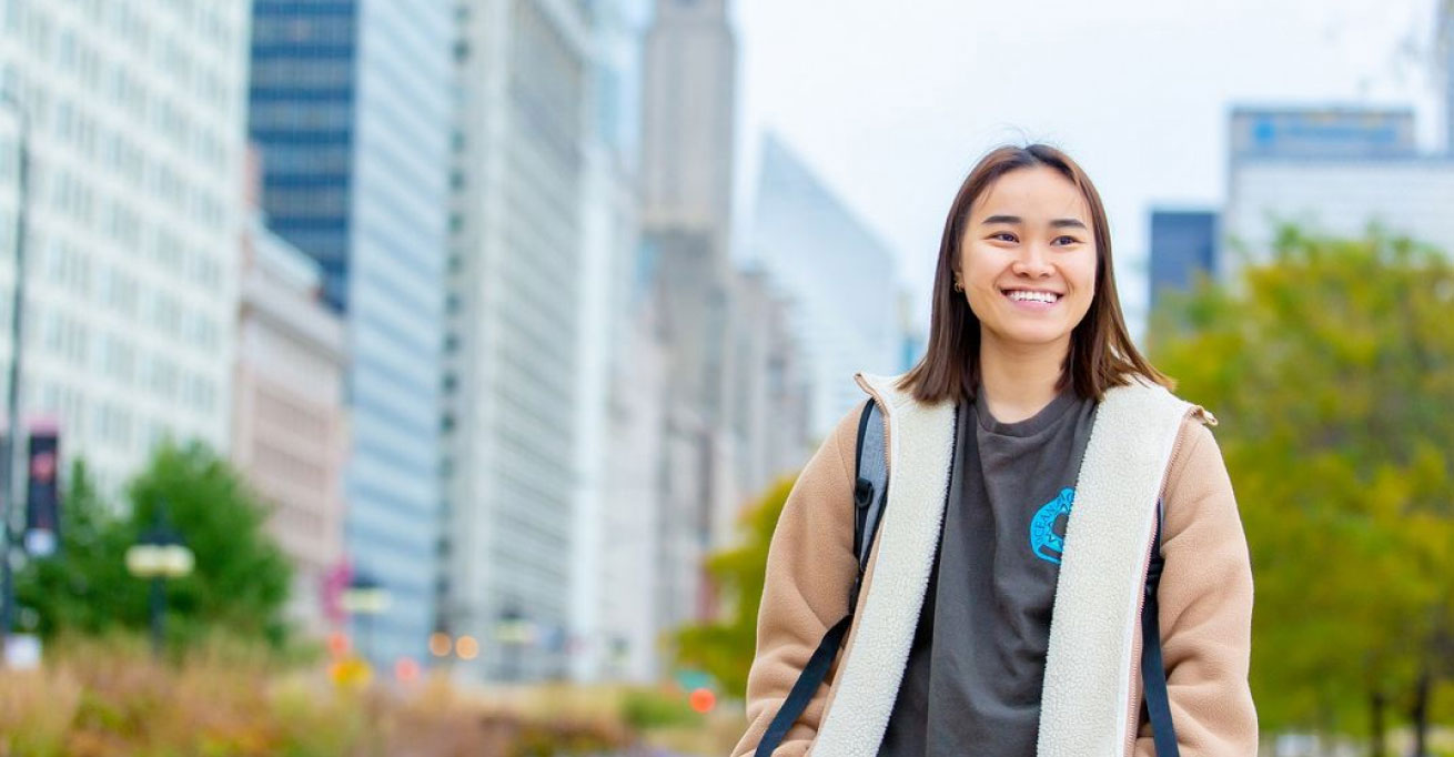 A smiling young woman walking in the city